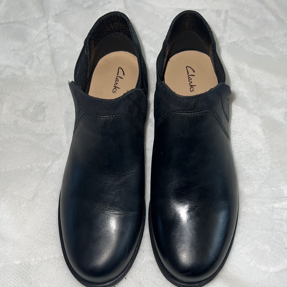 NIB Clark’s black leather booties size 7